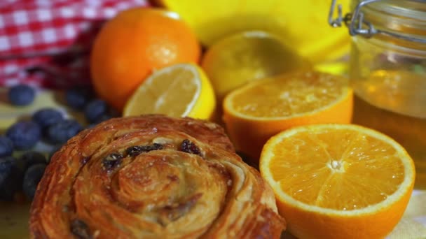 Утренний завтрак с пирожными и фруктами — стоковое видео