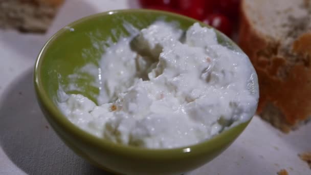 Bowl of cottage cheese curds and whey — Stock Video