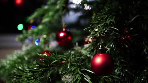 Bauble en el árbol de Navidad con luces centelleantes bokeh — Vídeos de Stock