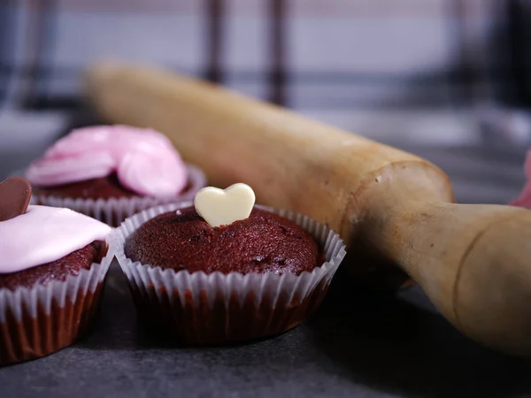 Pastelitos de chocolate decorados con glaseado y corazones de amor de chocolate —  Fotos de Stock