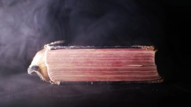 Eskimiş kara duman üzerine eski bir kitap.