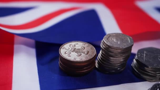 Lös växla brittiska pengar i mynt med Union Jack flagga — Stockvideo