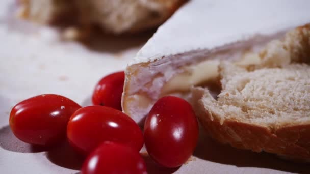 Pan crujiente fresco y tomates — Vídeo de stock