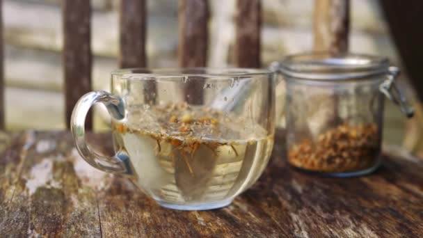 Χαμομήλι φυτικό τσάι φρεσκοπαρασκευασμένο σε ρουστίκ φόντο — Αρχείο Βίντεο