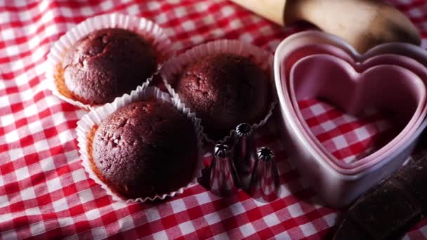 Biscoitos e cupcakes no fundo vermelho — Vídeo de Stock