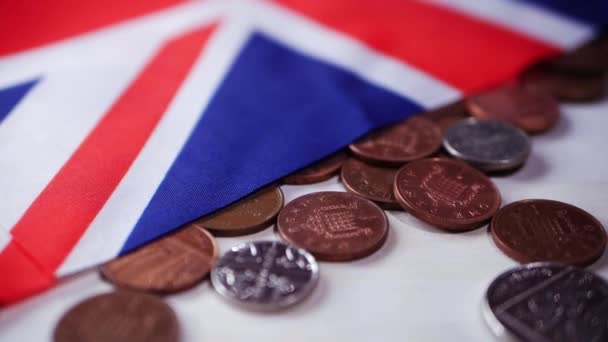 Lös växla brittiska pengar i mynt med Union Jack flagga — Stockvideo