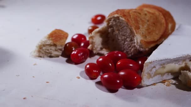 Fransk brie mjukost bröd och tomater — Stockvideo