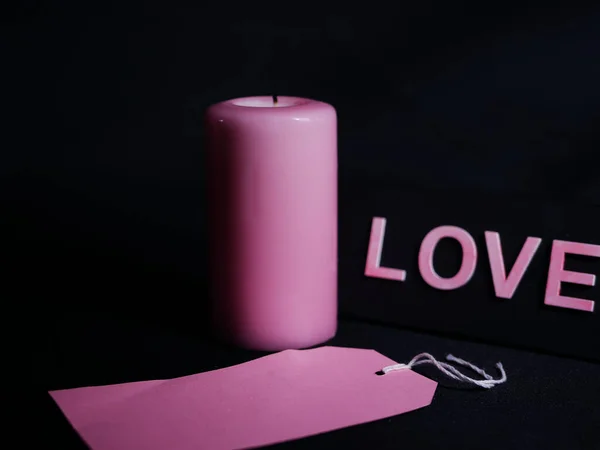 Romantische rosa Kerze auf schwarzem Hintergrund Nahaufnahme — Stockfoto