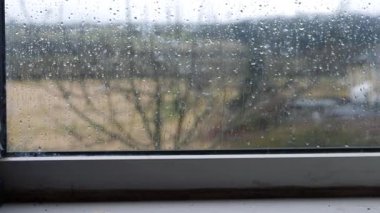 Kırsal manzaranın pencere görünümünde yağmur damlaları