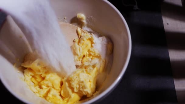 Lägga till socker i ett smör recept för bakning — Stockvideo