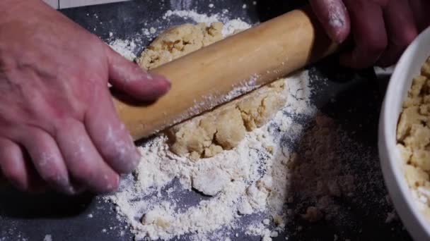 Раскатывание теста печенья со скалкой — стоковое видео