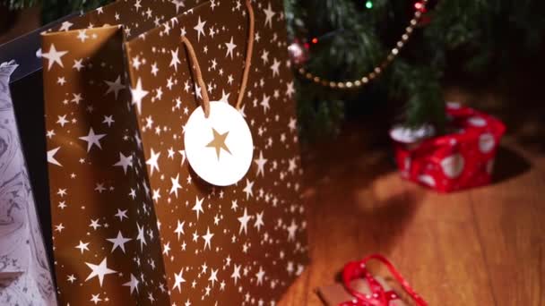 Julklappar inslagna under trädet — Stockvideo