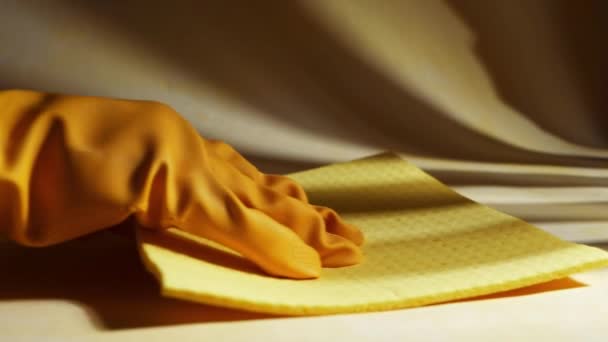 Желтые резиновые перчатки, вытирающие поверхность — стоковое видео