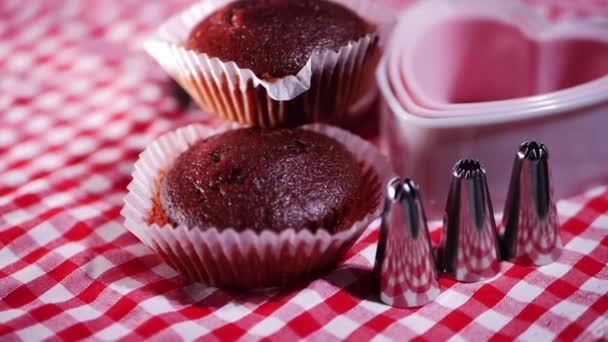 Mesa de cocina con cupcakes y utensilios para hornear — Vídeos de Stock
