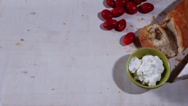Tigela de queijo cottage coalhada e soro de leite com pão e tomate — Vídeo de Stock