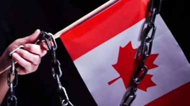 Koyu arkaplanda zincirlenmiş Kanada bayrağı