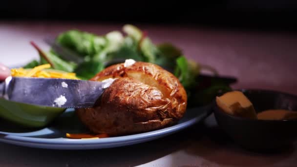 Affettare una patata al forno con burro e formaggio — Video Stock