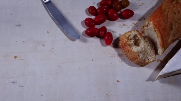Egészséges étel francia brie lágy sajt kenyér és paradicsom — Stock videók