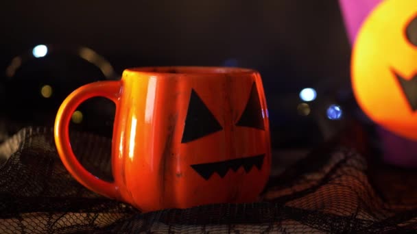 Halloween decoraties met pompoen mok — Stockvideo
