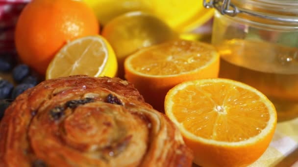 Morgonfrukost med bakverk och frukt — Stockvideo