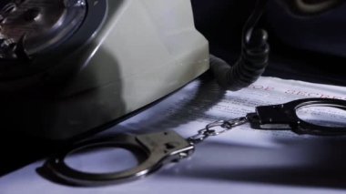 Ajan karanlık odada çok gizli bir telefon görüşmesi yaptı. 