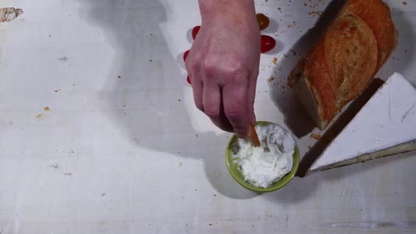Sumergiendo el pan en un tazón de requesón y suero de leche — Vídeos de Stock