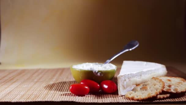 Brie sajt és sós keksz — Stock videók