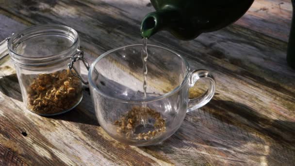 Derramando chá de camomila remédio à base de plantas para insônia — Vídeo de Stock