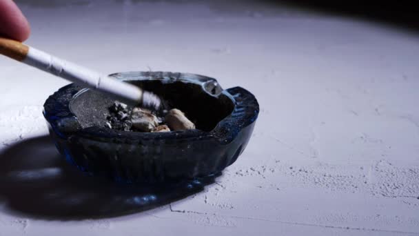 Roker flikkert sigarettenas in vuile asbak — Stockvideo