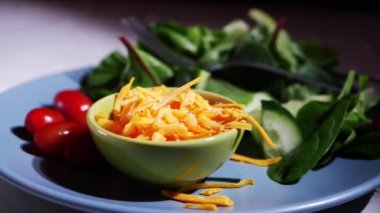 Peynirli ve salatalı sağlıklı salata.