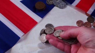 Eller bozuk paraları sayıyor İngiliz paralarını.