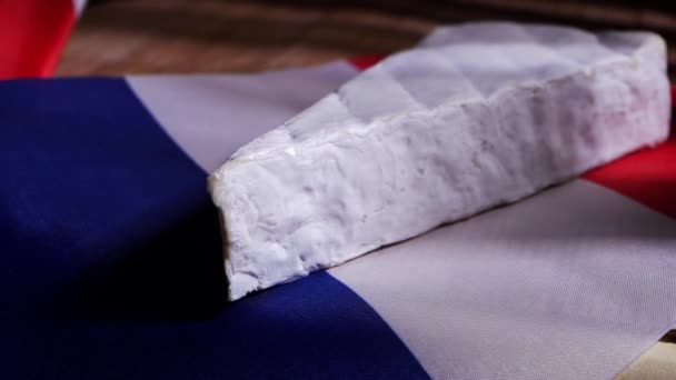 Fetta di formaggio brie francese sulla bandiera francese — Video Stock