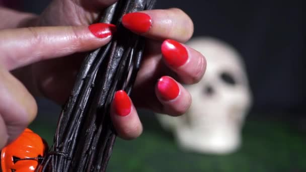 Gonosz boszorkány kezében seprűnyél koponya a háttérben — Stock videók