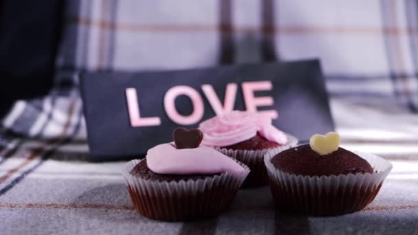 Cupcake al cioccolato decorati con glassa e cuori d'amore al cioccolato — Video Stock