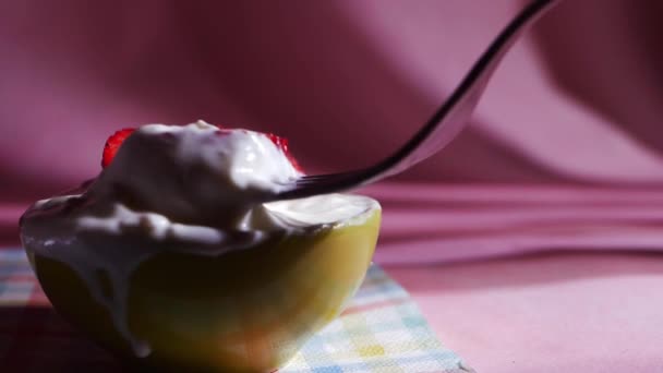 Erdbeeren im frischen griechischen Joghurt — Stockvideo