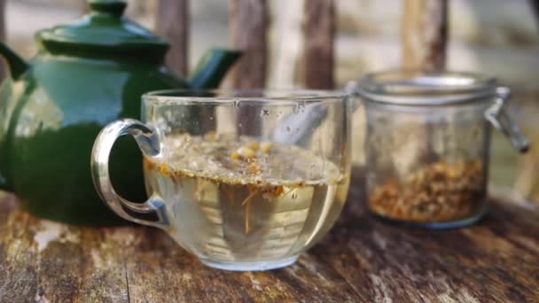 Φρέσκο χαμομήλι φυτικό τσάι σε ρουστίκ φόντο — Αρχείο Βίντεο