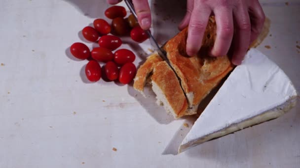 Egy bagettcipót szeletelek sajttal és paradicsommal. — Stock videók