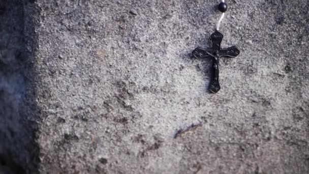 Rosário contas crucifixo pendura parede de pedra velha — Vídeo de Stock