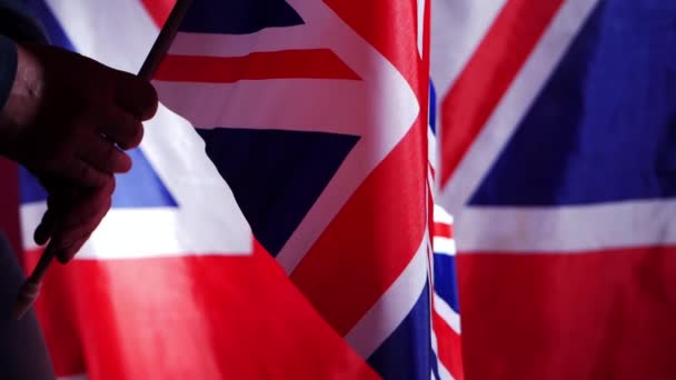 Ciudadano británico ondeando bandera Union Jack — Vídeos de Stock