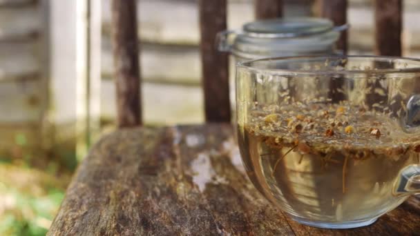 Φρέσκο τσάι χαμομηλιού σε ρουστίκ φόντο — Αρχείο Βίντεο