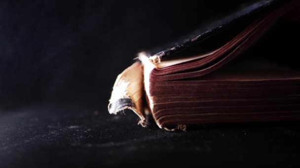 Úvodní stránky staré opotřebované knihy na pozadí tmavého kouře — Stock video