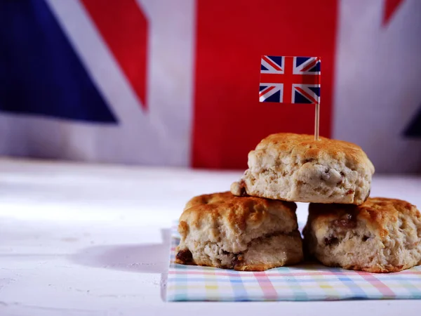 Engelska traditionella färska bakade scones på Union Jack bakgrund — Stockfoto