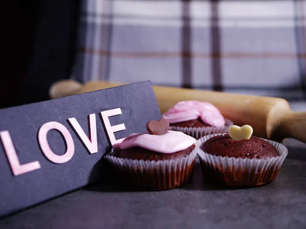 Pastelitos de chocolate caseros decorados con glaseado y corazones de amor de chocolate —  Fotos de Stock