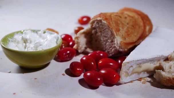 Alimento saludable de pan de queso blando y tomates — Vídeo de stock