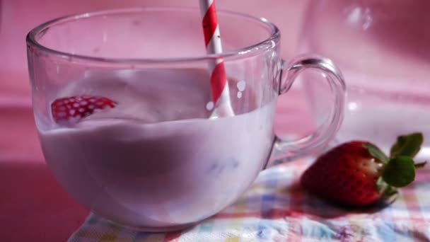 분홍색 배경으로 딸기 밀크 쉐이크를 만드는 모습 — 비디오
