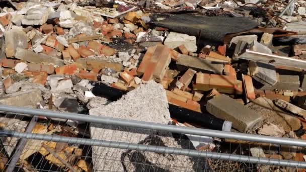 Разрушенные строительные обломки и кирпичи — стоковое видео