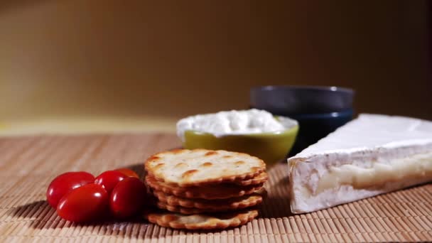 Healthy snack of brie cheese and crackers — Stock Video