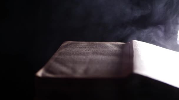 Bible svatá na pozadí tmavého kouře — Stock video