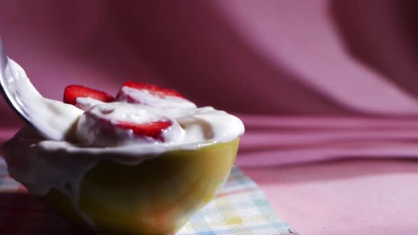 Aardbeien in verse Griekse yoghurt — Stockvideo