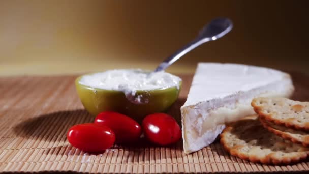 Queso Brie y galletas saladas snack saludable — Vídeo de stock